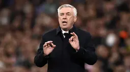 Pelatih Real Madrid, Carlo Ancelotti memberi instruksi saat pertandingan leg pertama semifinal Copa del Rey antara Real Madrid dan Barcelona di Santiago Bernabeu, Madrid pada 2 Maret 2023. Sepanjang kariernya, Ancelotti telah menghabiskan 1,44 miliar euro. Gareth Bale menjadi pembelian termahalnya setelah ditebus seharga 101 juta euro dari Tottenham. Meski begitu, pelatih asal Italia tersebut selalu berhasil mempersembahkan banyak trofi. (AFP/Oscar Del Pozo)