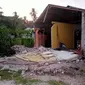 Sebuah rumah yang rusak setelah gempa melanda kepulauan Tanimbar di Maluku (10/1/2023). Berdasarkan informasi BPBD Kabupaten Kepulauan Tanimbar, guncangan gempa dirasakan kuat oleh warga sekitar 3 hingga 5 detik.  (Photo by Handout / BNPB / AFP)