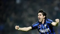 Diego Milito direkrut Inter Milan pada tahun 2009 dengan harga 28 juta euro. Bomber Argentina tersebut berhasil meraih treble winners di bawah asuhan Jose Mourinho. (Photo by FILIPPO MONTEFORTE / AFP)
