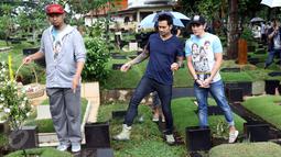 Pemain film Warkop DKI Reborn saat berziarah ke makam almarhum Dono di TPU Tanah Kusir, Bintaro, Jakarta, Sabtu (27/8). Kunjungan mereka ke makam dan keluarga almarhum sebagai bentuk syukur atas selesainya proses produksi. (Liputan6.com/Helmi Afandi)