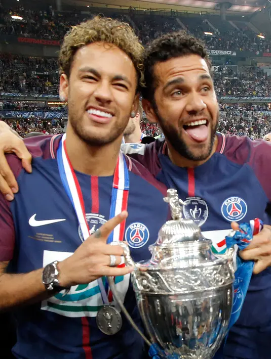 Pemain Paris Saint-Germain, Neymar dan Dani Alves berpose dengan trofi seusai menjuarai Piala Prancis (Coupe de France) di Stade de France, Rabu (9/5). PSG menang 2-0 atas Tim divisi tiga, Les Herbiers pada final Piala Prancis. (AP/Michel Euler)