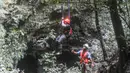 Gua Jomblang buka setiap hari pukul 09.00–14.00 WIB, namun wisatawan disarankan datang lebih pagi untuk registrasi dan antrean penurunan. Tiket masuk atau paket wisata dibanderol sekitar Rp 550.000 per orang, termasuk perlengkapan caving, pemandu, asuransi, dan makan siang. Tampak dalam foto, wisatawan didampingi pemandu goa saat turun untuk masuk ke dalam Goa Jomblang  di Gunung Kidul, Yogyakarta. (merdeka.com/Arie Basuki)