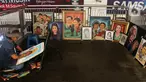 Seniman lukis mengerjakan order jasa lukis di kawasan Blok M Square, Jakarta Selatan, Sabtu (8/2/2020). Untuk satu wajah, mereka membanderol harga mulai dari Rp 400.000 untuk BW dan Rp 600.000 untuk full clour berukuran 2R. (Liputan6.com/Johan Tallo)