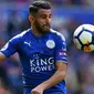 Pemain Leicester City, Riyad Mahrez mencatatkan namanya dalam daftar penghasil assists terbanyak dengan total empat assists untuk timnya hingga pekan ke-11 Premier League. (AFP/Ben Stansall)