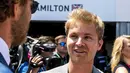 Nico Rosberg saat berbincang dengan tamu VIP dan narasumber pada F1 GP Monako di Monte Carlo circuit, Monako, (28/5/2017).  (EPA/Srdjan Suki)