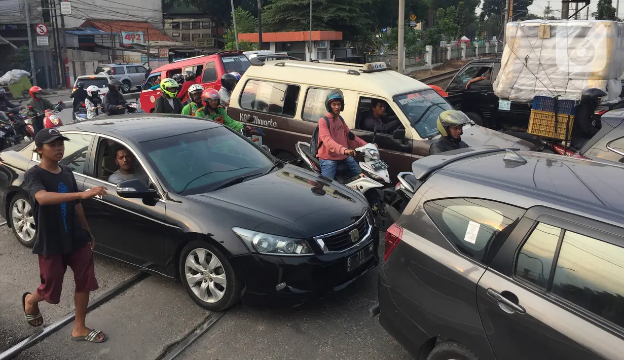 Kendaraan melintasi jalur putar balik yang juga merupakan perlintasan sebidang di kawasan Tanjung Barat, Jakarta, Kamis (19/12/2019). Mulai Sabtu (21/12) mendatang, jalur putar balik itu akan ditutup, terkait proyek pembangunan flyover di kawasan tersebut. (Liputan6.com/Immanuel Antonius)