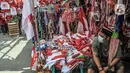 Pedagang saat menunggu pembeli di salah satu toko pernak-pernik HUT Kemerdekaan RI di Pasar Jatinegara, Jakarta, Minggu (8/8/2021). Penjualan bendera dan pernak-pernik Kemerdekaan RI merosot karena pandemi COVID-19 berkepanjangan dan larangan merayakan lomba 17-an. (merdeka.com/Iqbal S. Nugroho)