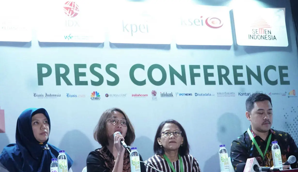 GM of Marketing PT Semen Indonesia Tbk Johana Daunan memberi keterangan pers usai public expose di Gedung BEI, Jakarta, Rabu (21/8/2019). Semen Indonesia (Persero) mencatatkan volume penjualan domestik Solusi Bangun Indonesia (SBI) hingga Juli 2019 mencapai 5,396 juta ton. (Liputan6.com/HO/Eko)