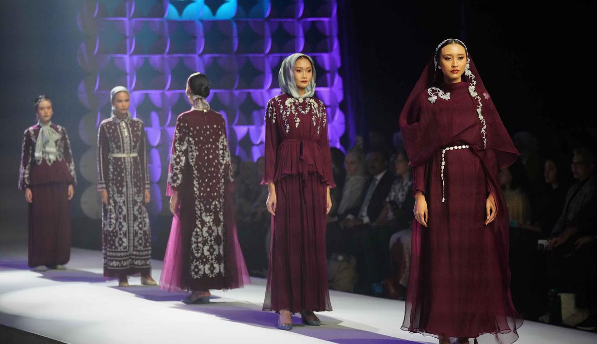 Bertempat di Kartika Expo Center, Balai Kartini, Jakarta Selatan, Jakarta Muslim Fashion Week (JMFW) berlangsung dari 6 hingga 9 November 2025. Tampak dalam foto, model-model memamerkan karya desainer mode Indonesia Khanaan selama Jakarta Muslim Fashion Week, Kamis 6 November 2025. (AP Photo/Tatan Syuflana)