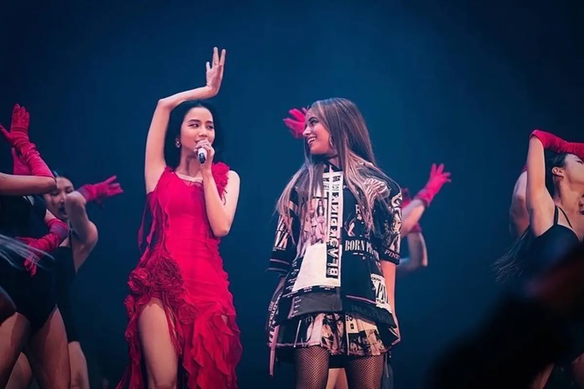Duet Bareng Jisoo, Camila Cabello Pakai Outfit yang Terinspirasi dari Merch BLACKPINK di Konser BORN PINK