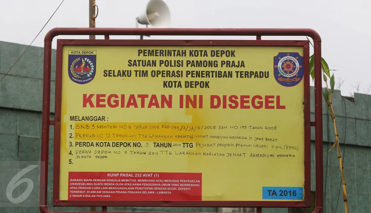 Sebuah plang penyegelan dipasang di tempat ibadah jemaah Ahmadiyah di Sawangan, Depok, Jumat (24/2). Beredar kabar melalui pesan berantai bahwa tempat ibadah tersebut akan ditutup paksa. (Liputan6.com/Immanuel Antonius)