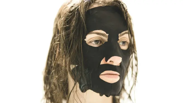 Perempuan sedang Memakai Masker Wajah