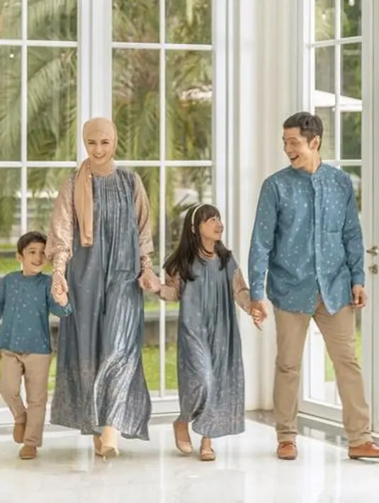 <p>Inspirasi busana lebaran keluarga dari koleksi Ria Miranda ini bisa dipertimbangkan. Detail pleats dan printed pada gamis bisa mempercantik tampilan. (Instagram/inforiamiranda).</p>