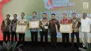 Menko Polhukam Wiranto (tengah) foto bersama sejumlah kepala daerah usai memberikan piagam penghargaan Indeks Demokrasi Indonesia (IDI) 2017 di Jakarta, Kamis (13/12). BPS merilis buku IDI dalam rentang waktu 2009-2017. (Merdeka.com/Iqbal Nugroho)
