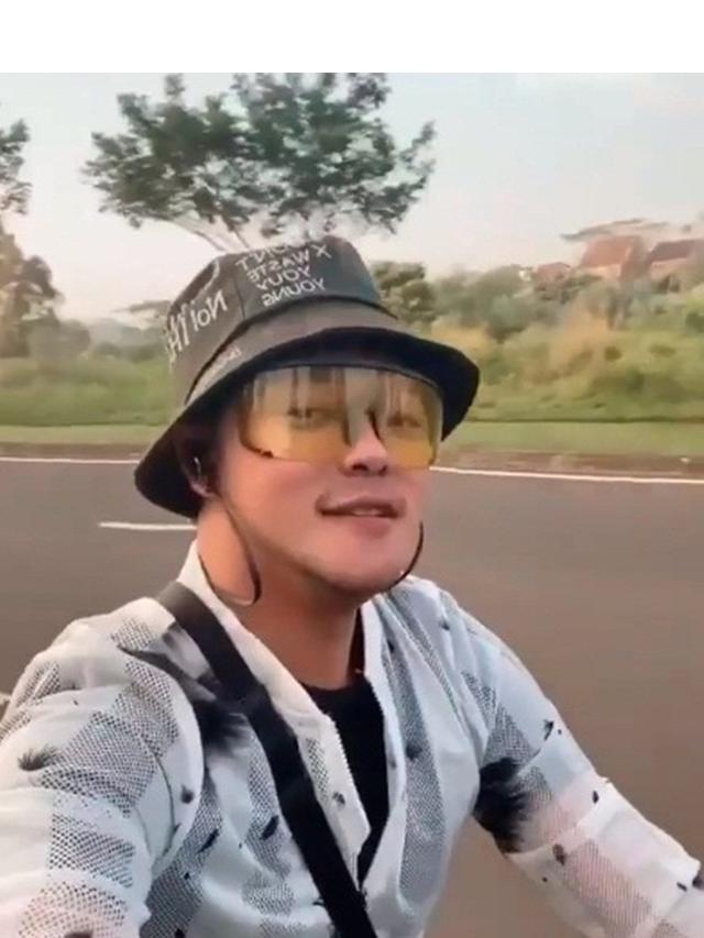 5 Gaya Danang D'Academy saat Bersepeda, Tetap Tampil Stylish