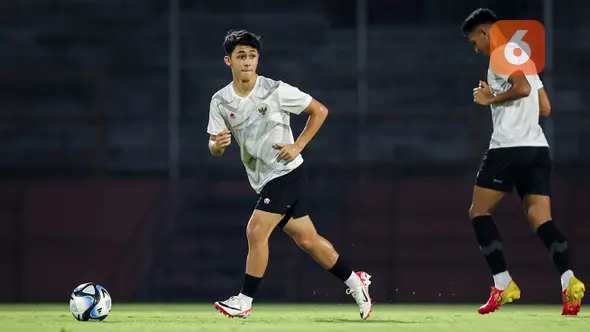 <p>Pemain Timnas Indonesia U-17, Amar Rayhan Brkic (kiri), mengontrol bola dalam sesi latihan di Stadion Gelora 10 November 2023, Surabaya, Kamis (9/11/2023). (Bola.com/Bagaskara Lazuardi)</p>