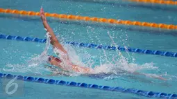 Perenang Jawa Barat, Ricky Anggawijaya saat berlomba di kelas 200m gaya punggung putra di Gelanggang Renang FPOK UPI, Bandung, Senin (19/9/2016). Ricky berhasil meraih emas dengan catatan waktu 2 menit 02,84 dtk. (Liputan6.com/Helmi Fithriansyah)