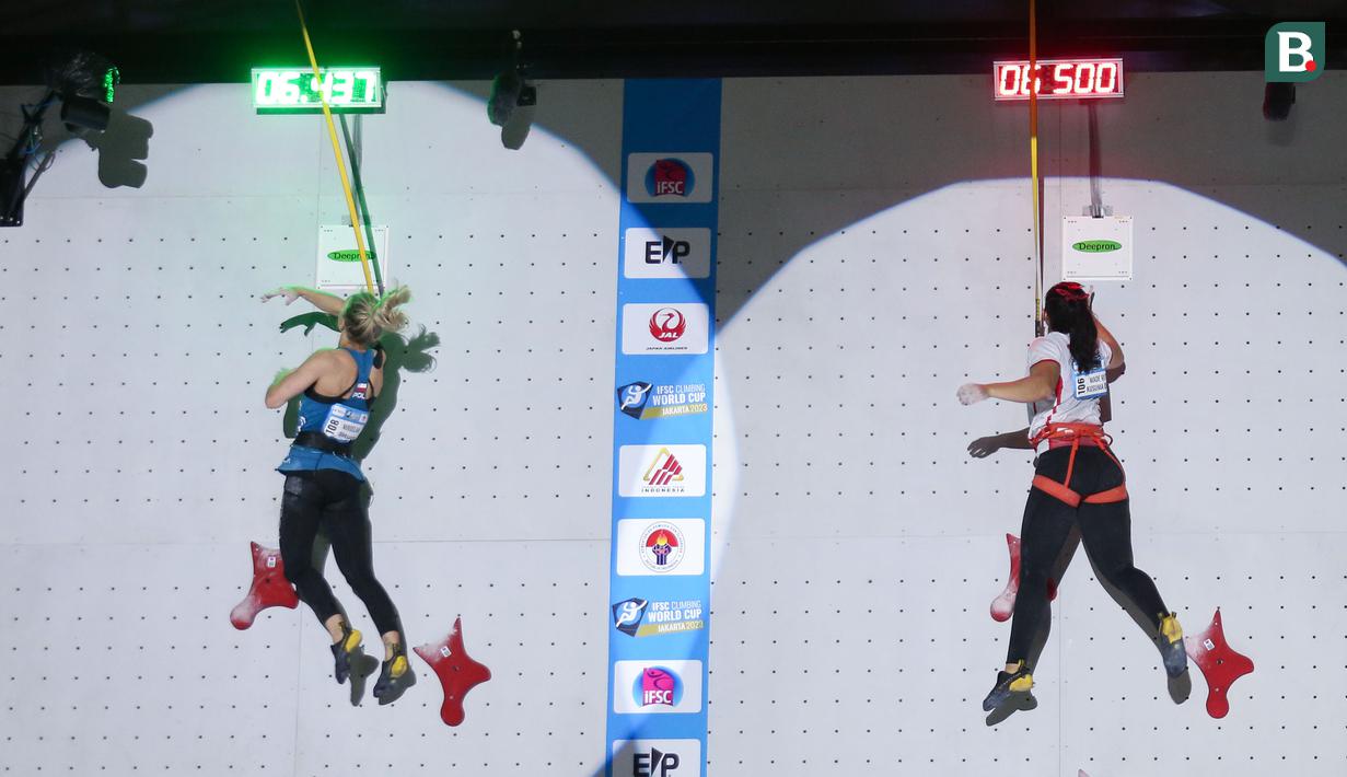 Atlet panjat tebing Polandia, Miroslaw Aleksandra (kiri) mengalahkan atlet panjat tebing Indonesia, Desak Made Rita Kusuma pada final nomor speed putri Kejuaraan Dunia Panjat Tebing IFSC 2023 seri Jakarta melawan atlet panjat tebing China, Xinshang Wang di Lot 6, Kompleks Stadion Utama Gelora Bung Karno, Jakarta, Indonesia, Minggu (07/05/2023). (Bola.com/Bagaskara Lazuardi)