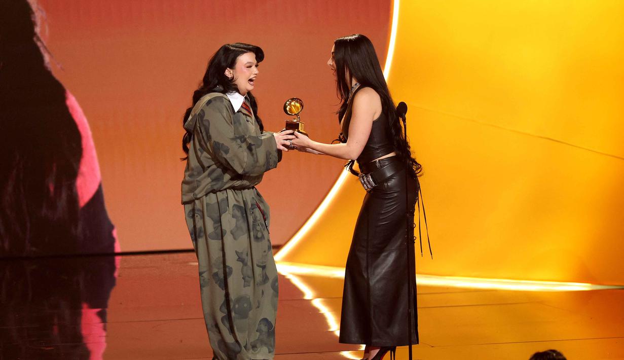 Sayang dikategori ini, Lola Young kalah dar Olivia Dean. Tampak dalam foto, penyanyi sekaligus penulis lagu asal Inggris, Lola Young menerima penghargaan Penyanyi Pop Terbaik di atas panggung Penghargaan GRAMMY ke-68 di Crypto.com Arena, Los Angeles, California, pada 1 Februari 2026. (Frazer Harrison/GETTY IMAGES NORTH AMERICA/Getty Images via AFP)