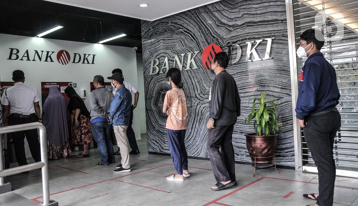 Foto Antrean Warga Cairkan Bst Di Atm Bank Dki News Liputan6 Com