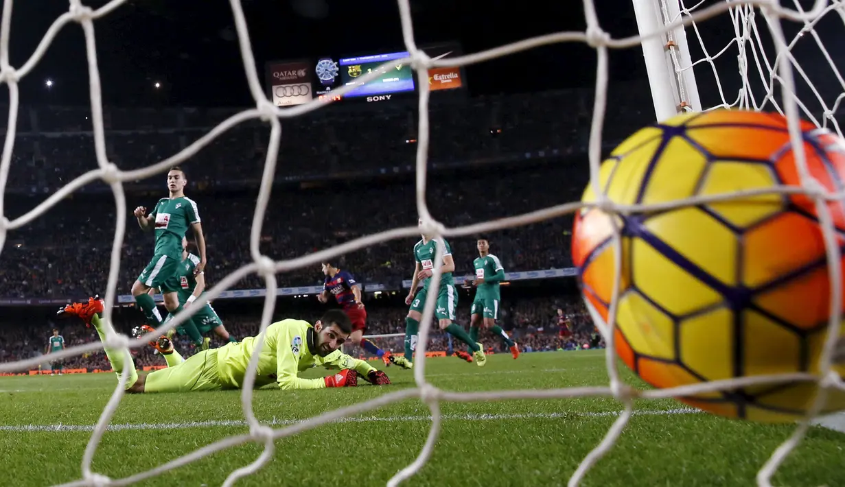 Bola tendangan Luis Suarez melesak ke gawang Eibar dalam laga La Liga Spanyol di Stadion Camp Nou, Barcelona, Senin (26/10/2015) dini hari WIB. (Reuters/Albert Gea)