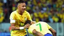 Pemain Brasil, Douglas Costa (kanan), merayakan dengan Neymar setelah mencetak gol ke gawang Uruguay dalam laga kualifikasi Piala Dunia 2018 di Recife, Brasil, (25/3/2016). (AFP/Christophe Simon)