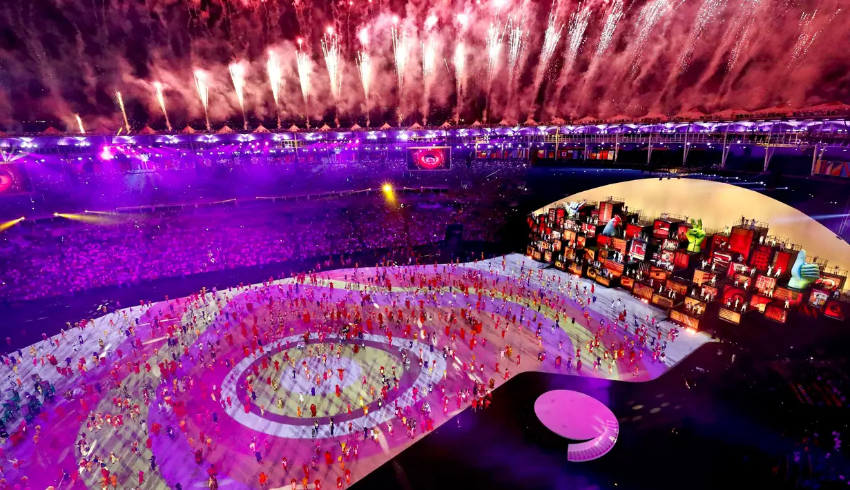 Suasana pembukaan Olimpiade 2016 di Rio de Janeiro, Brasil, (5/8). Pembukaan ini hanya mengeluarkan anggaran USD3.5 juta (Rp46 miliar), namun kemeriahan tetap ditampilkan pihak penyelenggara. (REUTERS/Brian Snyder)