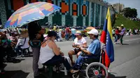 Demonstran anti-pemerintah memainkan kartu di jalan raya saat unjuk rasa melawan Presiden Nicolas Maduro, di Caracas, Venezuela, (15/5). Para demonstran menuntut Presiden Nicolas Maduro mundur dari jabatannya. (AP Photo / Ariana Cubillos)