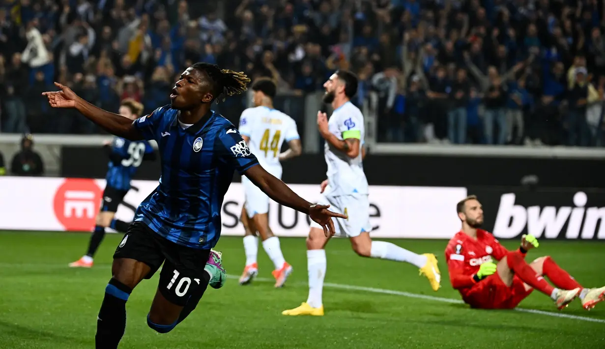 Penyerang Atalanta, El Bilal Toure melakukan selebrasi setelah mencetak gol ketiga timnya dalam pertandingan semifinal leg kedua Liga Europa melawan Marseille di Gewiss Stadium, Bergamo, 9 Mei 2024. (Isabella BONOTTO/AFP)