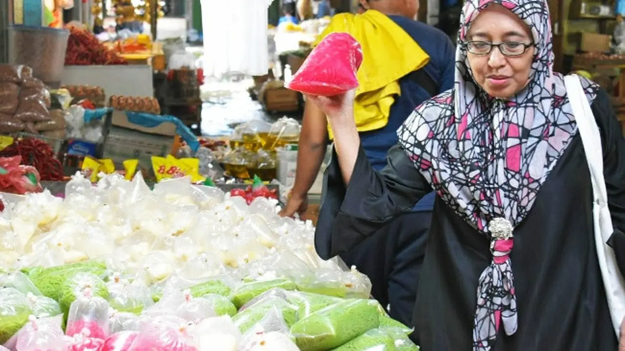 Petugas BBPOM Pekanbaru mengambil bahan takjil untuk dijadikan sampel uji laboratorium.