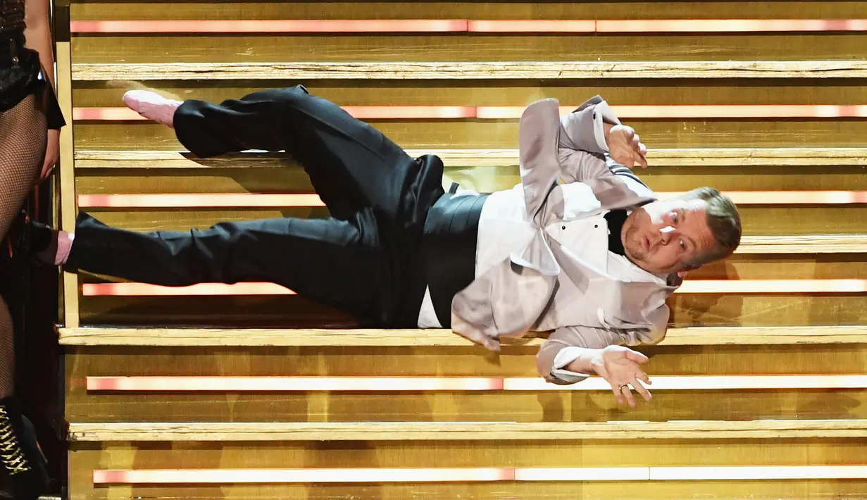 Ekspresi James Corden ketika jatuh dari tangga panggung Grammy Awards 2017 di Los Angeles, Minggu (12/2). Corden masuk ke atas panggung dengan tergopoh-gopoh, bahkan terjatuh dan sebelah sepatunya terlepas. (KEVIN WINTER/GETTY IMAGES NORTH AMERICA/AFP)