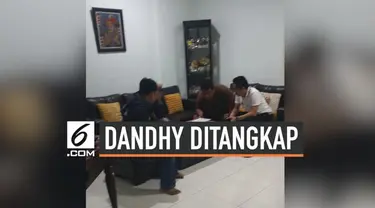 Aktivis Dandhy Laksono ditangkap polisi terkait dengan isi cuitannya tentang Papua. Dandhy sempat ditanyai 14 pertanyaan sebelum akhirnya dibebaskan.