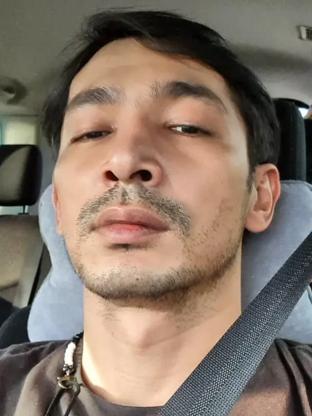 6 Potret Selfie Abimana Aryasatya dengan Ekspresi Datar Ini Ala Bapak-Bapak Banget