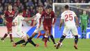 Gelandang Liverpool, Roberto Firmino, menghindari kepungan pemain Sevilla pada laga Liga Champions di Stadion Ramon Sanchez Pizjuan, Sevilla, Selasa (21/11/2017). Kedua klub bermain imbang 3-3. (AP/Miguel Morenatti)