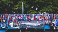 Aremania Blimbingan, Kota Malang, Sindu Dwi Asmoro, berdiri di jembatan tempat menggantung syal-syal, tanda gerakan berhenti menonton sepak bola setelah tragedi Kanjuruhan pada 1 Oktober 2022 yang menelan 132 korban meninggal. Foto diambil Sabtu (8/10/2022). (Bola.com/Bagaskara Lazuardi)