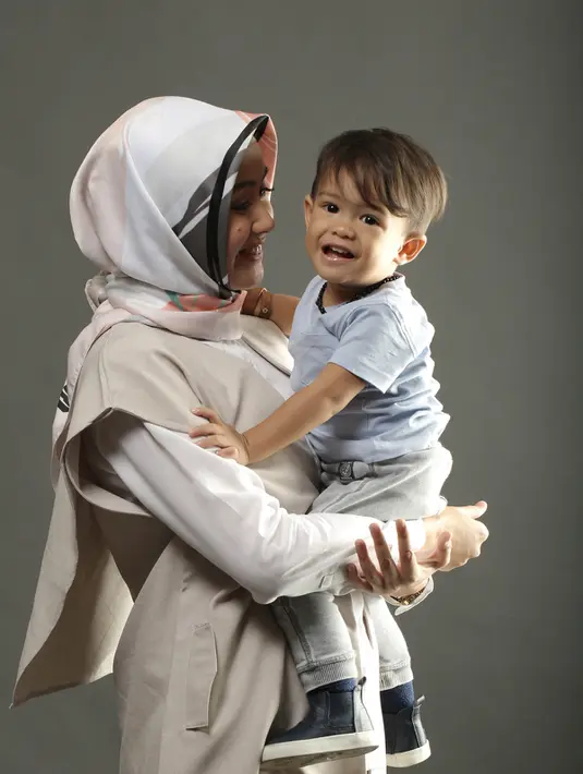 Penampilan baru Revalina S Temat itu juga mandapat dukungan dari suaminya, Rendy Aditya. Bahkan, beberapa kali menanyakan terkait kesiapan mental untuk selalu mengenakan hijab. (Bambang E. Ros/Bintang.com)