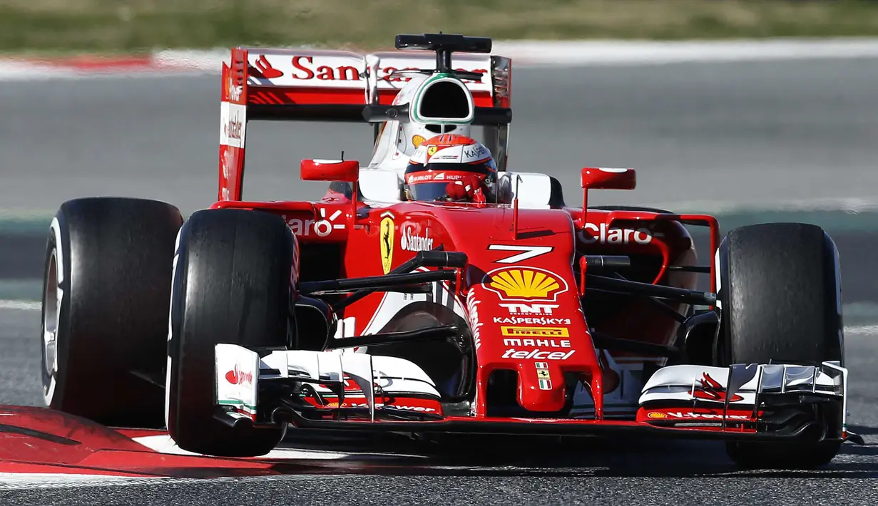 Kimi Raikonen mencatat waktu terbaiknya yaitu 1m24,836s dari 70 lap pada sesi tes pramusim kedua di Sirkuit Catalunya, Barcelona, selasa (2/3/2016) malam WIB. (REUTERS/Albert Gea)