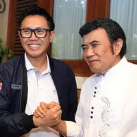 Komedian yang juga politisi dari Partai Amanat Nasional Eko Patrio menyambangi kediaman Rhoma Irama. Kedatangan Eko terkait rencana bersama Raja Dangdut tersebut untuk tahun depan, 2018. (Deki Prayoga/Bintang.com)