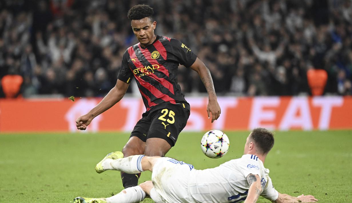 Manuel Akanji menjelma menjadi benteng kukuh Manchester City. Penampilan apiknya membuat sang juru taktik Pep Guardiola tanpa ragu mempercayakan sektor pertahanan kepada pemain yang di datangkan dari Borussia Dortmund tersebut. (AFP/onathan Nackstrand)