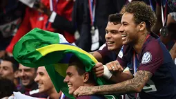Penyerang PSG, Neymar Jr dan rekan-rekannya merayakan juara Piala Prancis di Stade de France di Saint-Denis, Paris (8/5). Paris Saint Germain (PSG) sukses menjuarai Piala Prancis usai menang 2-0 atas Tim divisi tiga, Les Herbiers.  (AFP Photo/Franck Fife)