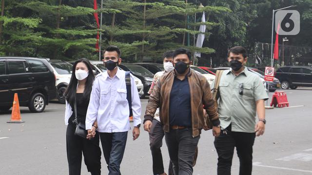 FOTO: Jerinx dan Adam Deni Penuhi Panggilan Polisi