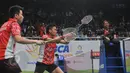 Ganda campuran Indonesia, Tontowi/Liliyana saat berhadapan dengan Kenichi Hayakawa/Misaki Matsutomo asal Jepang di Indonesia Open Superseries Premier 2015, Jakarta, Rabu (4/6/2015). Tontowi/Liliyana menang  21-12, 21-16. (Liputan6.com/Herman Zakharia)