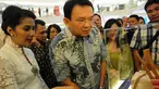 Pelaksana Tugas (Plt) Gubernur DKI Jakarta Basuki Tjahaja Purnama terkesima dengan salah satu desain souvenir (Liputan6.com/Faial Fanani) 
