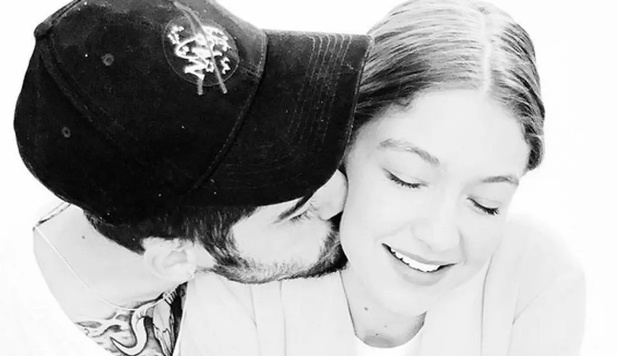 Zayn Malik dan Gigi Hadid memang tak lepas dari keromantisan dan kemesraan saat berada di depan umum. Bahkan keduanya sudah memikirkan untuk melanjutkan hubungannya ke jenjang yang lebih serius. (Instagram/zayn)