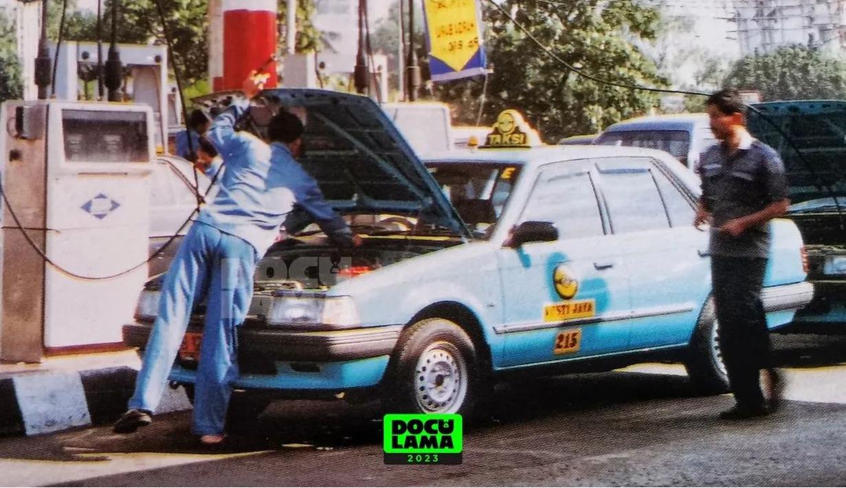 Saat itu, Ford Laser merupakan mobil yang sangat banyak dipakai menjadi armada taksi. (Source: Instagram/@doculama)