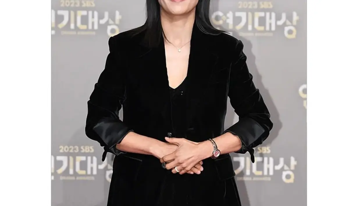 Woo Mi Hwa tampil penuh pesona dalam balutan outfit serba hitam. Ia memadukan jumpsuit dengan blazer yang keduanya berwarna hitam, dari bahan velvet. [Foto: Instagram/drakorofficialll]