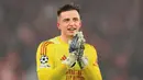 Kiper Benfica asal Ukraina, Anatoliy Trubin merayakan setelah mencetak gol keempat timnya selama pertandingan pekan ke-8 Liga Champions 2025-2026 melawan Real Madrid di Estadio da Luz, Lisbon, Rabu (28/1/2026) waktu setempat atau Kamis (29/1/2026) dini hari WIB. (PATRICIA DE MELO MOREIRA/AFP)