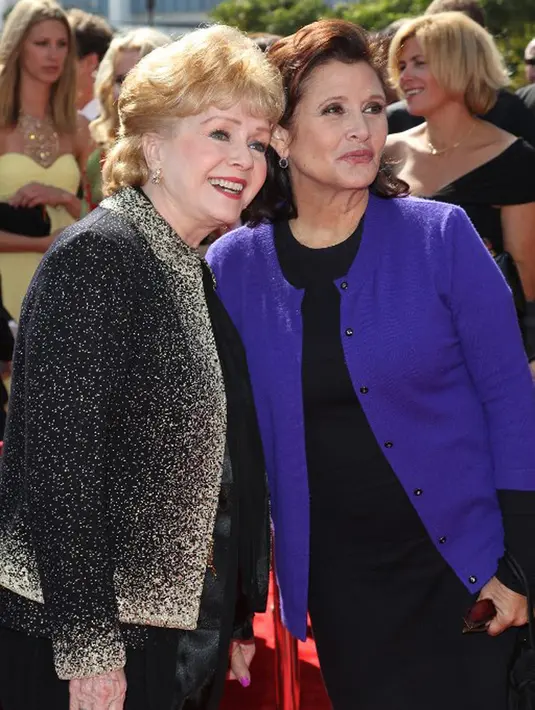 Lewat unggahan foto lama bersama ibu dan neneknya di akun Instagramnya, Billie menyampaikan rasa terima kasihnya kepada kerabat dan sahabat yang telah mendukungnya atas kepergian ibu dan neneknya. (AFP/Bintang.com)