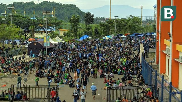 Penonton di Stadion Si Jalak Harupat
