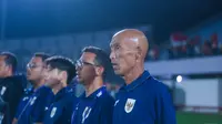 Pelatih Timnas Indonesia Putri, Satoru Mochizuki, saat pertandingan melawan Pakistan di Kualifikasi Piala Asia Wanita 2026 yang berlangsung di Indomilk Arena, Tangerang, Rabu (2/7/2025) malam WIB. (Bola.com/Muhammad Iqbal Ichsan)